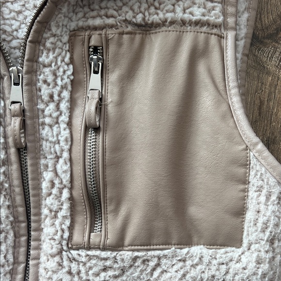 Women’s Abercrombie Cream Sherpa Vest - Picture 3 of 6